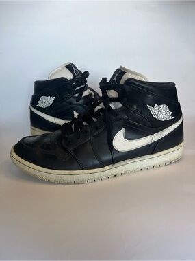 Nike Air Jordan 1 Retro Mid Black White sneakers in size US 10.5